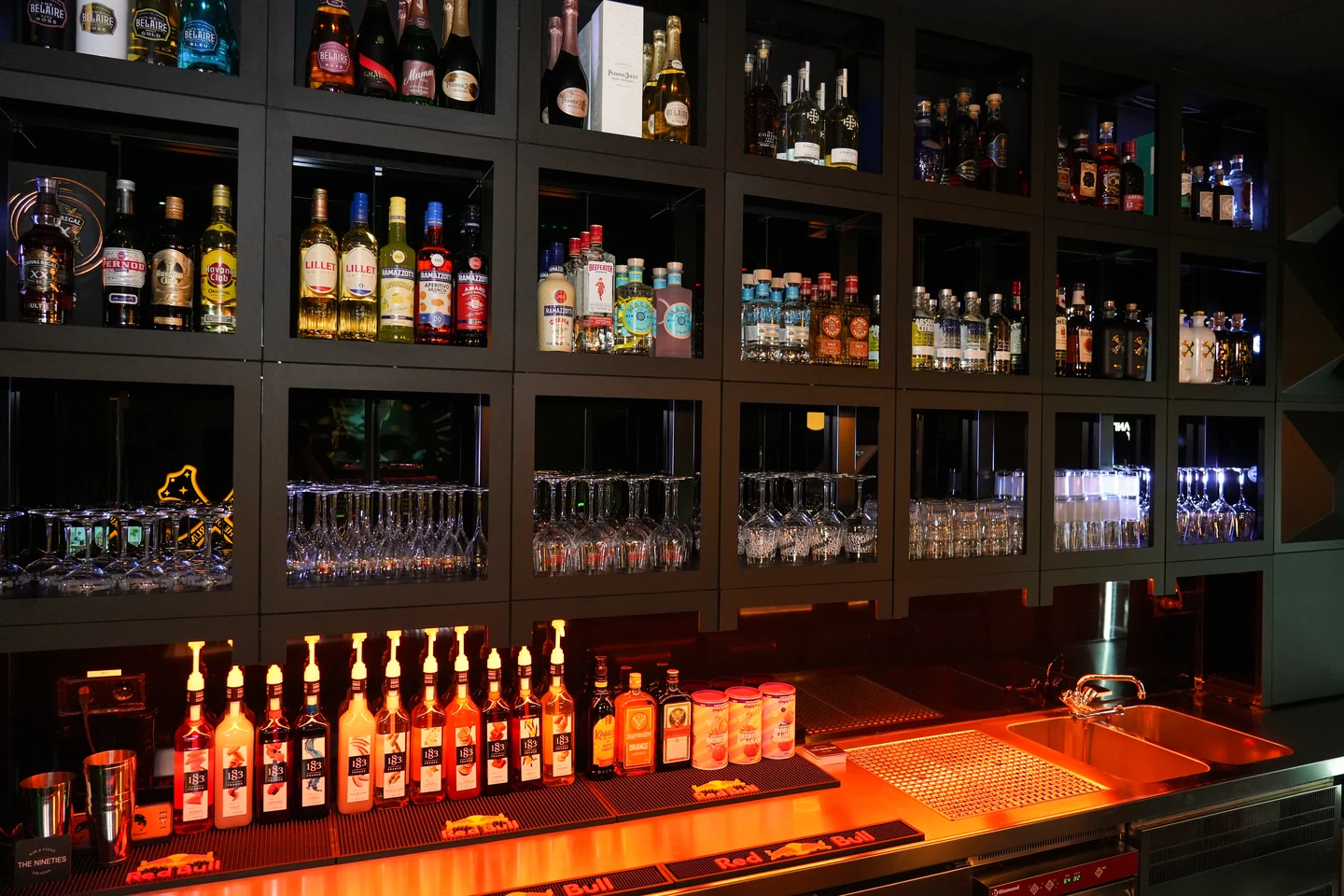 Beleuchtetes Flaschenregal in der Bar The Nineties